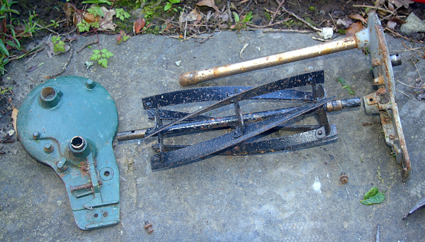 Qualcast E1 lawnmower - splitting the two sides